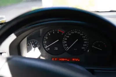 BMW 850i Coupé 1995 — Un classique intemporel de prestige allemand — Miniatur 9