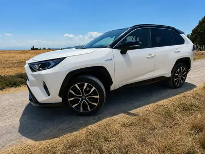 Toyota RAV4 2.5 HEV Style 2019 — SUV hybride très entretenu, toit panoramique — intérieur