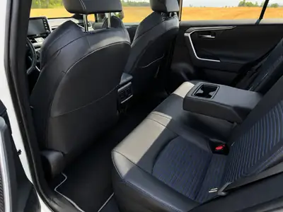 Toyota RAV4 2.5 HEV Style 2019 — SUV hybride très entretenu, toit panoramique — Miniature 10