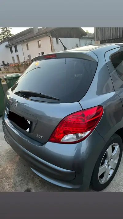 Peugeot 207 1.6i 16v — Citadine fiable, moteur essence dynamique — side view
