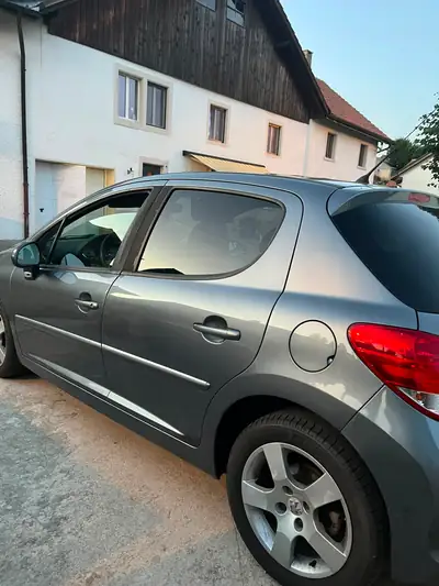 Peugeot 207 1.6i 16v — Citadine fiable, moteur essence dynamique — interior