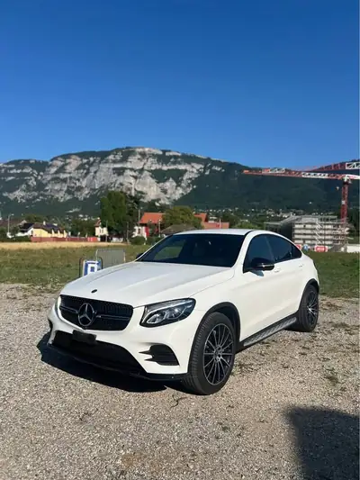 Mercedes-Benz GLC 250 AMG Line — SUV premium 4x4, essence performante et fiable — fianco