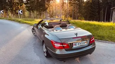 Mercedes-Benz E 350 Cabriolet — Élégance décapotable, 292 ch et consommation maîtrisée — vista posteriore