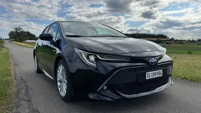 Toyota Corolla 2.0 HSD Trend — Hybride performant, consommation ultra-économique — vista esterna