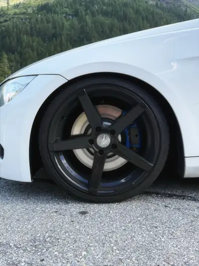 BMW 335i Coupé — Sportive allemande performante, moteur N55 affûté — vista posteriore