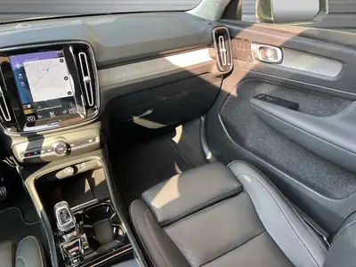Volvo XC40 T5 TwE Inscription — SUV hybride rechargeable, entretien suivi — Miniature 11