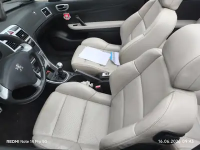 Peugeot 307 Cabriolet 2.0 16V — Décapotable élégante, fraîchement contrôlée — tableau de bord