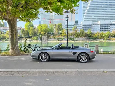 Porsche 718 Boxster 2004 — Cabriolet sportif, moteur atmosphérique 228 ch — côté