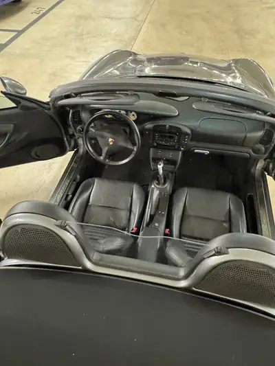 Porsche 718 Boxster 2004 — Cabriolet sportif, moteur atmosphérique 228 ch — intérieur