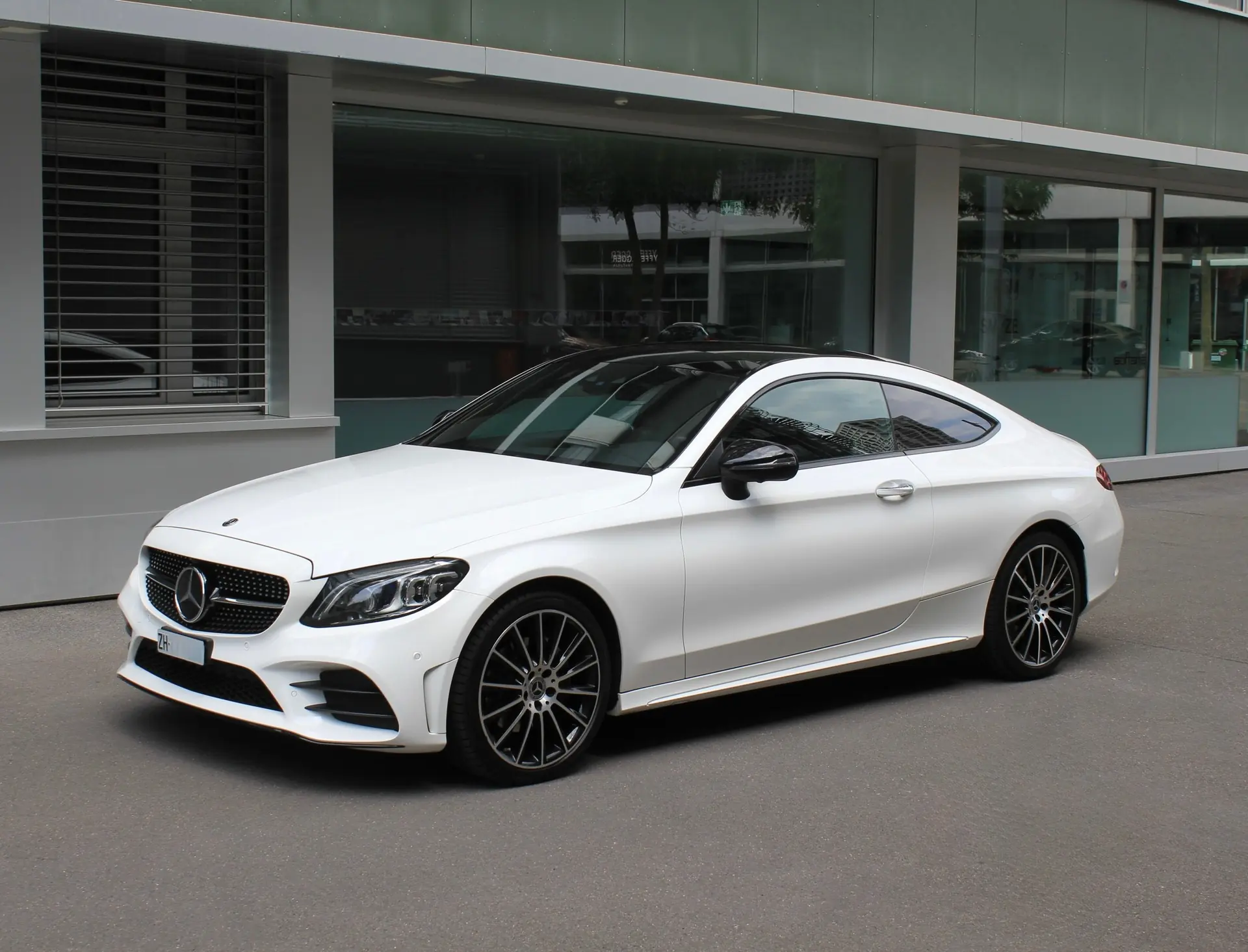 Mercedes-Benz C 200 Coupé 4Matic AMG Line — Sportivité hybride et traction intégrale — vista esterna