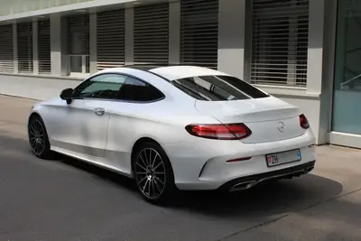 Mercedes-Benz C 200 Coupé 4Matic AMG Line — Sportivité hybride et traction intégrale — fianco