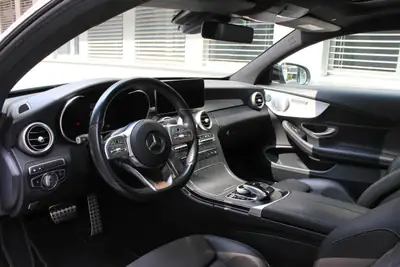 Mercedes-Benz C 200 Coupé 4Matic AMG Line — Sportivité hybride et traction intégrale — cruscotto