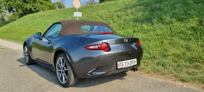 Mazda MX-5 2.0 Kazari — Roadster iconique, 5500 km seulement, garantie 2030 — côté