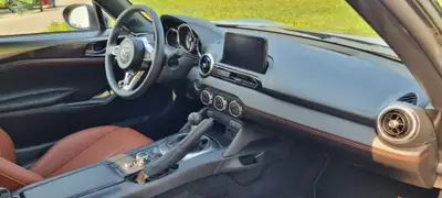 Mazda MX-5 2.0 Kazari — Roadster iconique, 5500 km seulement, garantie 2030 — intérieur