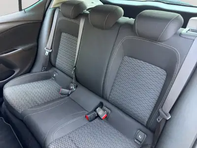 Opel Astra 1.4i Turbo Enjoy 2018 — Berline fiable, entretien suivi, sans sinistre — intérieur