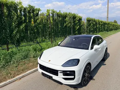 Porsche Cayenne Coupé GTS — SUV coupé sportif, 500 ch, faible kilométrage — intérieur