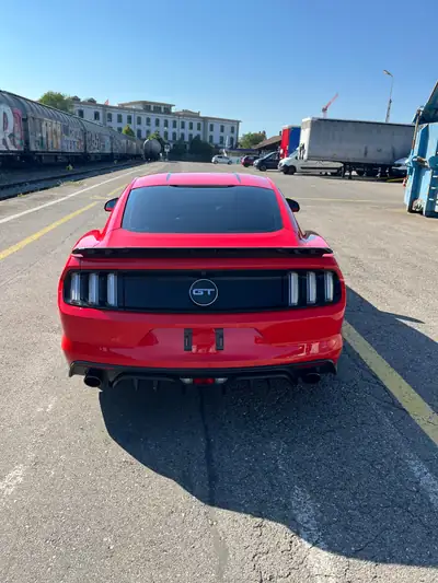 Ford Mustang 5.0 V8 GT — Le mythe américain en rouge éclatant, boîte manuelle — arrière