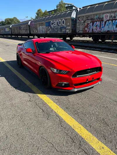 Ford Mustang 5.0 V8 GT — Le mythe américain en rouge éclatant, boîte manuelle — vue extérieure