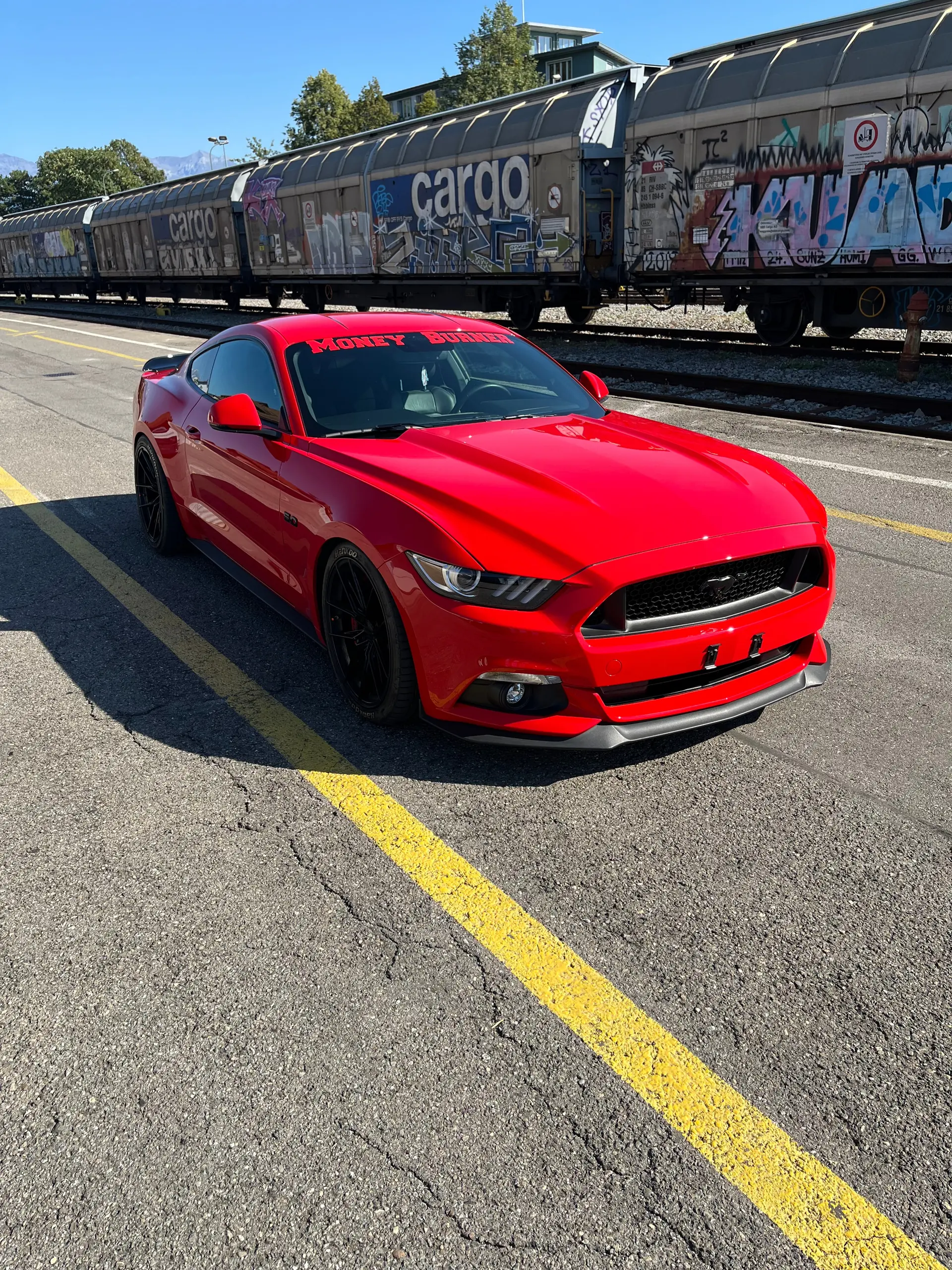 Ford Mustang 5.0 V8 GT — Le mythe américain en rouge éclatant, boîte manuelle — vista esterna