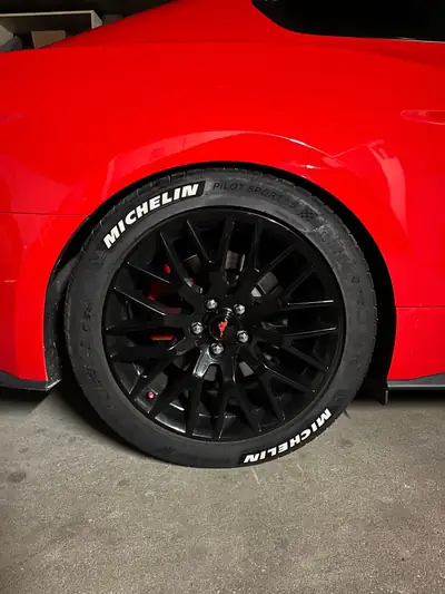 Ford Mustang 5.0 V8 GT — Le mythe américain en rouge éclatant, boîte manuelle — détail