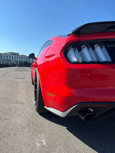 Ford Mustang 5.0 V8 GT — Le mythe américain en rouge éclatant, boîte manuelle — intérieur
