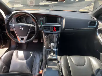 Volvo V40 2.5 T5 R-Design Heico — Compacte suédoise haute performance, 260'000 km — intérieur