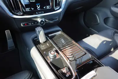 Volvo V60 T6 eAWD Twin Engine — Hybride rechargeable performant, 57 000 km seulement — Miniature 15