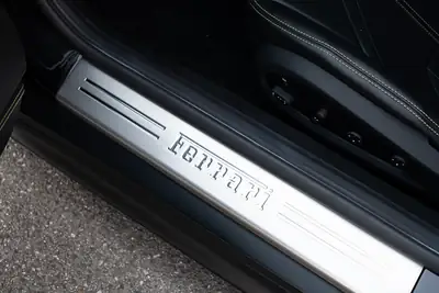 Ferrari 812 Superfast — Le coupé sport italien ultime, 796 ch de pure passion — Miniature 9