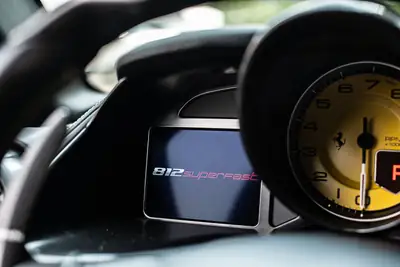 Ferrari 812 Superfast — Le coupé sport italien ultime, 796 ch de pure passion — Miniature 20