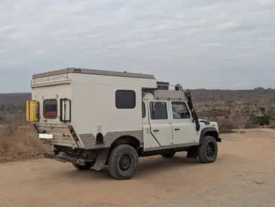 Land Rover Defender 130 2.5 TDi — 4x4 robuste, équipé et économe au diesel — Seitenansicht