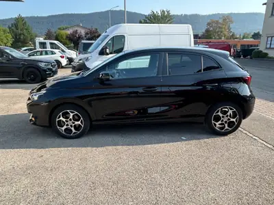 MG3 1.5 Hybrid Luxury — Compacte écologique et automatique, 17 000 km seulement — côté