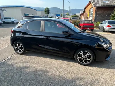 MG3 1.5 Hybrid Luxury — Compacte écologique et automatique, 17 000 km seulement — vue extérieure