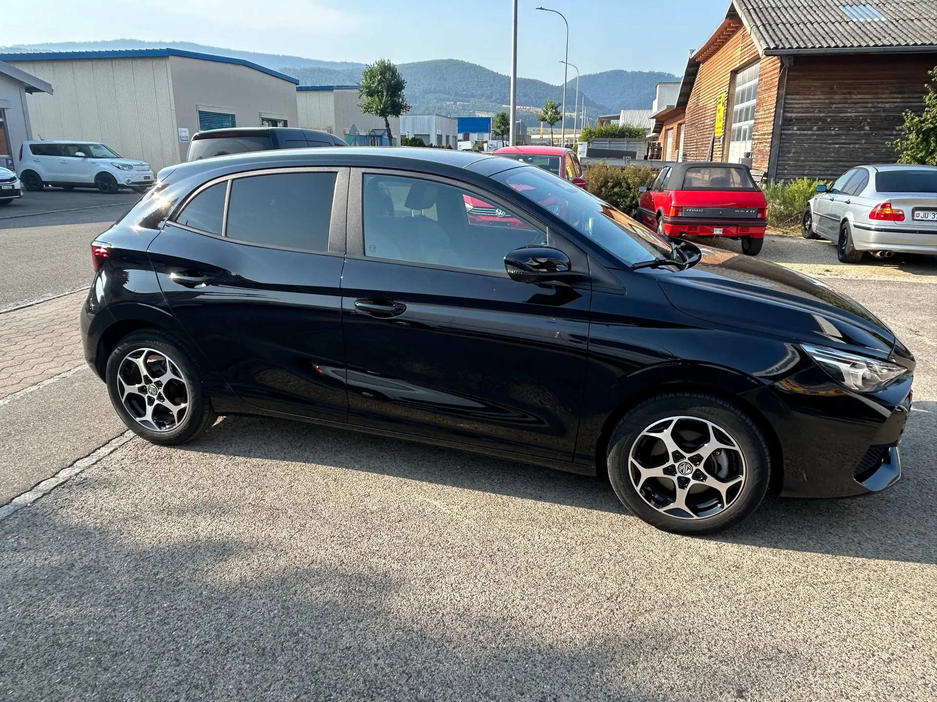 MG3 1.5 Hybrid Luxury — Compacte écologique et automatique, 17 000 km seulement