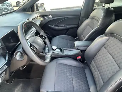MG3 1.5 Hybrid Luxury — Compacte écologique et automatique, 17 000 km seulement — tableau de bord