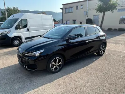 MG3 1.5 Hybrid Luxury — Compacte écologique et automatique, 17 000 km seulement — intérieur