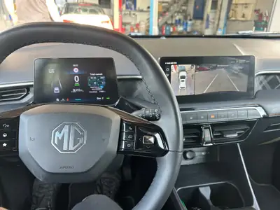MG3 1.5 Hybrid Luxury — Compacte écologique et automatique, 17 000 km seulement — Miniature 7