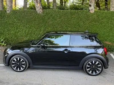MINI Cooper S 2.0i — Sportive compacte avec toit panoramique et services gratuits 10 ans — vue extérieure