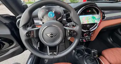 MINI Cooper S 2.0i — Sportive compacte avec toit panoramique et services gratuits 10 ans — tableau de bord