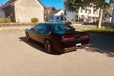 Dodge Challenger SRT 6.4 — Muscle-car légendaire, 492 ch et première main — interior