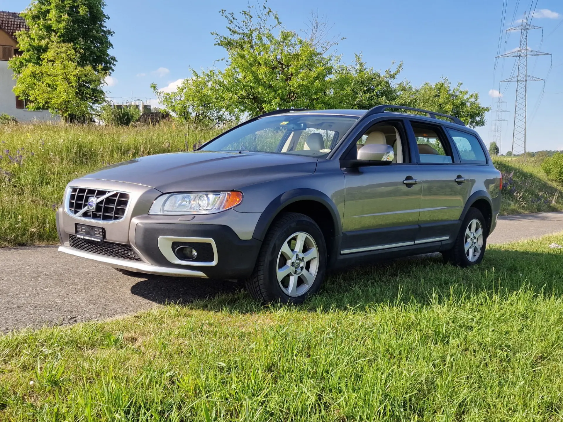 Volvo XC70 2.4 D5 Momentum AWD — SUV robuste, diesel efficace, contrôle MFK récent — vista esterna