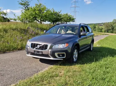Volvo XC70 2.4 D5 Momentum AWD — SUV robuste, diesel efficace, contrôle MFK récent — vista posteriore
