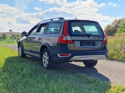 Volvo XC70 2.4 D5 Momentum AWD — SUV robuste, diesel efficace, contrôle MFK récent — fianco