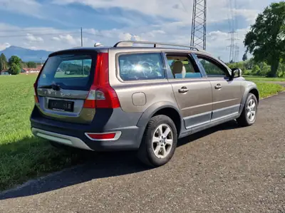 Volvo XC70 2.4 D5 Momentum AWD — SUV robuste, diesel efficace, contrôle MFK récent — dettaglio