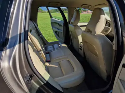 Volvo XC70 2.4 D5 Momentum AWD — SUV robuste, diesel efficace, contrôle MFK récent — Miniatura 19