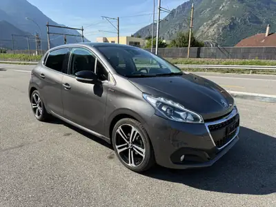 Peugeot 208 1.2 PureTech GT Line — Citadine dynamique, entretien complet, faible kilométrage — tableau de bord