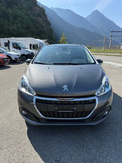 Peugeot 208 1.2 PureTech GT Line — Citadine dynamique, entretien complet, faible kilométrage — intérieur