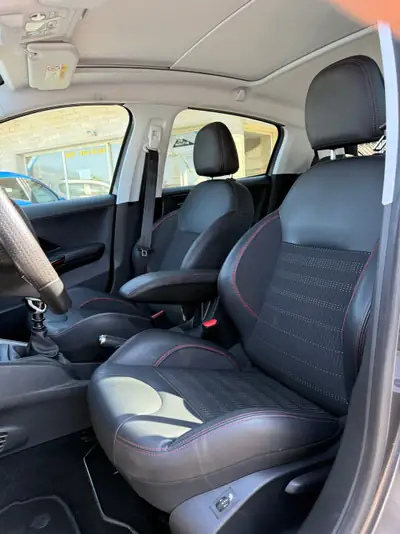 Peugeot 208 1.2 PureTech GT Line — Citadine dynamique, entretien complet, faible kilométrage — Miniature 12