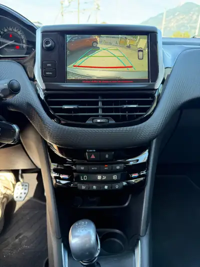 Peugeot 208 1.2 PureTech GT Line — Citadine dynamique, entretien complet, faible kilométrage — Miniature 15