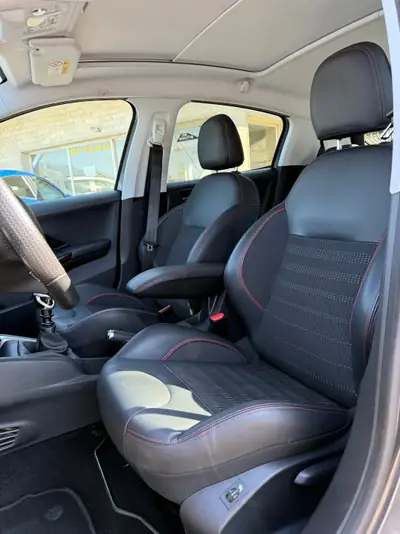 Peugeot 208 1.2 PureTech GT Line — Citadine dynamique, entretien complet, faible kilométrage — Miniature 13
