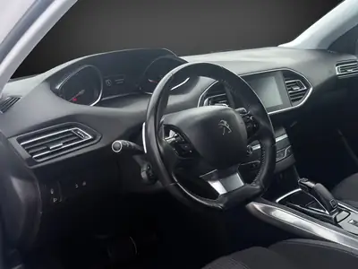 Peugeot 308 SW 1.5 BlueHDI Allure EAT8 — Break diesel efficient, fraîchement révisé — Miniature 8